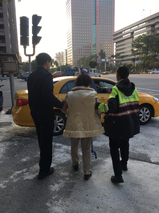 七旬老奶奶搭錯公車著急返家　苓雅警熱心助團圓。(記者潘嵩仁翻攝)